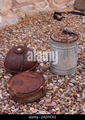 Les objets de métal rouillé en face de la maison en pierre, propriété historique John Jarvie, Browns Park, Utah. Banque D'Images