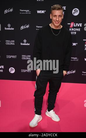 Cologne, Allemagne. Le 05 mai 2019. Felix Lobrecht comédien vient à la Jahrhunderthalle, pour l'attribution du 1Live Krone 2019. Credit : Henning Kaiser/dpa/Alamy Live News Banque D'Images