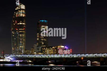 1 Blackfriars, le vase et South Bank Tower at night contre un ciel sombre, Blackfriars Bridge station, au premier plan. Banque D'Images