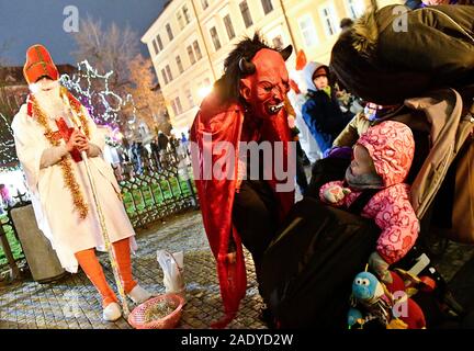 Prague, République tchèque. Le 05 mai 2019. Saint Nicolas à Prague, République tchèque, le 5 décembre 2019. Il y a une tradition en République tchèque, que dans la soirée de fête St Nicolas (le 5 décembre) Saint Nicolas avec un ange et un diable visite tous les enfants et leur donne des cadeaux. Photo : CTK/Vondrous Romain Photo/Alamy Live News Banque D'Images