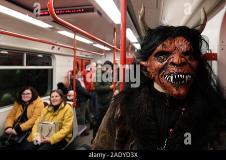 Prague, République tchèque. Le 05 mai 2019. Saint Nicolas à Prague, République tchèque, le 5 décembre 2019. Il y a une tradition en République tchèque, que dans la soirée de fête St Nicolas (le 5 décembre) Saint Nicolas avec un ange et un diable visite tous les enfants et leur donne des cadeaux. Credit : Ondrej Deml/CTK Photo/Alamy Live News Banque D'Images