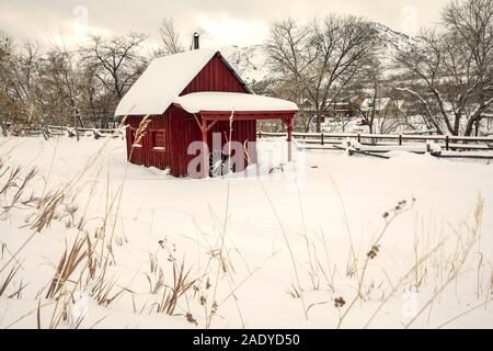Grange rouge couverte de neige dans l'histoire de Golden Park, Golden, Colorado, USA Banque D'Images