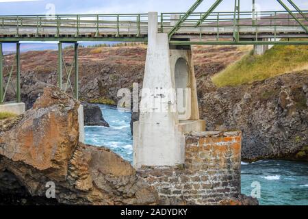 Belle cascade situé dans la vallée, la rivière Skjalfandafljot Bardardalur, Islande, Europe Banque D'Images