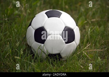 Classic White et Black ball pour jouer au football sur gazon synthétique close-up Banque D'Images