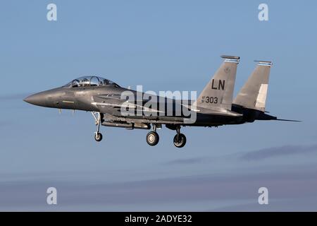 492e Escadron de chasse F-15E Strike Eagle à l'atterrissage à RAF Lakenheath en fin d'après-midi soleil. Banque D'Images