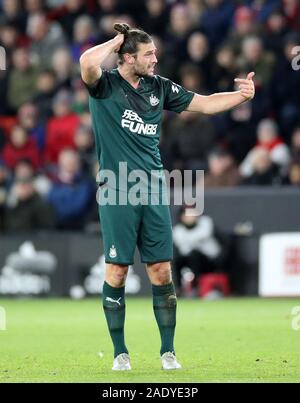 Le Newcastle United Andy Carroll réagit après une collision avec Sheffield United's Oliver Norwood pendant le match de Premier League Lane, Sheffield. Banque D'Images