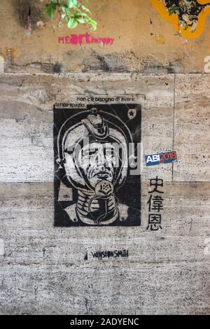 Street art graffiti au pochoir sur le mur de Trasteverian à Rome, Italie Banque D'Images