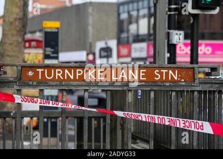 Londres, Royaume-Uni. 5 déc, 2019. Une vue de la scène de crime à l'extérieur de la station de métro Turnpike Lane dans le nord de Londres à la suite d'une fusillade.Un garçon de 17 ans est à l'hôpital après avoir subi des blessures par balle sur Wood Green High Road, près de la station de métro Turnpike Lane dans le nord de Londres. Crédit : Steve Taylor/SOPA Images/ZUMA/Alamy Fil Live News Banque D'Images