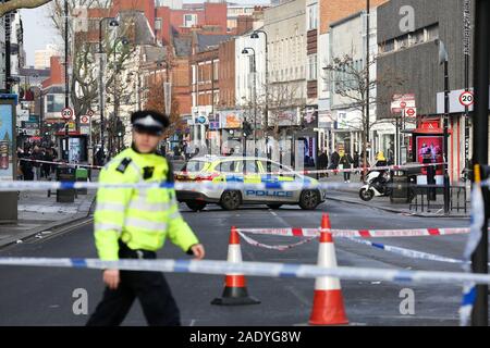 Londres, Royaume-Uni. 5 déc, 2019. Une vue de la scène de crime sur Wood Green High Road au nord de Londres à la suite d'une fusillade.Un garçon de 17 ans est à l'hôpital après avoir subi des blessures par balle sur Wood Green High Road, près de la station de métro Turnpike Lane dans le nord de Londres. Crédit : Steve Taylor/SOPA Images/ZUMA/Alamy Fil Live News Banque D'Images