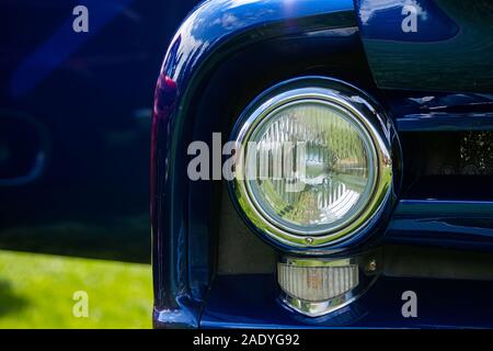 Classique de style ancien vieux bleu vif American car la moitié avant, côté gauche, Close up sur verre phares et lampes de signaux Banque D'Images