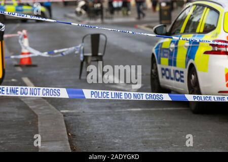 Londres, Royaume-Uni. 5 déc, 2019. Une bande de Police vu autour de la scène du crime près de la station de métro Turnpike Lane dans le nord de Londres à la suite d'une fusillade.Un garçon de 17 ans est à l'hôpital après avoir subi des blessures par balle sur Wood Green High Road, près de la station de métro Turnpike Lane dans le nord de Londres. Crédit : Steve Taylor/SOPA Images/ZUMA/Alamy Fil Live News Banque D'Images