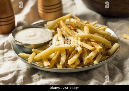 Des Frites avec sauce Ranch prêt à manger Banque D'Images