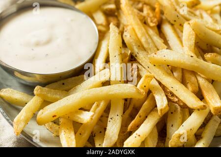 Des Frites avec sauce Ranch prêt à manger Banque D'Images