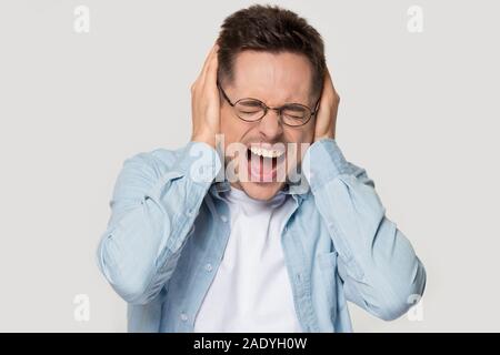 Jeune homme a souligné dans les lunettes agacé par son fort. Banque D'Images