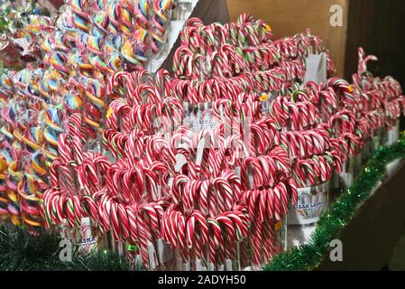 Cracovie, Pologne. 5 déc, 2019. Décorations de Noël et des bonbons au marché de Noël. Illuminations de Noël est apparu à Cracovie et le marché de Noël a commencé comme des milliers de lumières brillent chaque nuit sur les principales rues et places de la ville. La plupart des décorations ont été préparés pour la vieille ville, également sur la place principale, un immense arbre de Noël a été défini. Credit : Damian Klamka/ZUMA/Alamy Fil Live News Banque D'Images