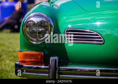 Vert lumineux classique de style ancien ancienne voiture américaine la moitié avant, côté gauche, Close up sur le verre des phares et feux de signalisation et les feux de pare-chocs chromés Banque D'Images