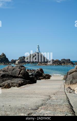 Étés ensoleillés journée à La Corbiere lighthouse, Jersey, Channel Islands Banque D'Images