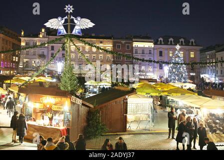 Cracovie, Pologne. 5 déc, 2019. Vu de l'arbre de Noël sur la place principale. Illuminations de Noël est apparu à Cracovie et le marché de Noël a commencé comme des milliers de lumières brillent chaque nuit sur les principales rues et places de la ville. La plupart des décorations ont été préparés pour la vieille ville, également sur la place principale, un immense arbre de Noël a été défini. Credit : Damian Klamka/ZUMA/Alamy Fil Live News Banque D'Images