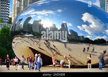 Chicago, Illinois, USA. Les touristes se rassemblent autour de Cloud Gate (aussi connu sous le nom de bean et le haricot) sculpture qui se trouve dans le Parc du Millénaire. Banque D'Images