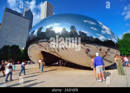 Chicago, Illinois, USA. Les touristes se rassemblent autour de Cloud Gate (aussi connu sous le nom de bean et le haricot) sculpture qui se trouve dans le Parc du Millénaire. Banque D'Images