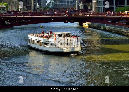 Chicago, Illinois, USA. Un bateau d'excursion d'une croisière sur la rivière Chicago après avoir passé sous le pont de la rue Adams à Chicago. Banque D'Images