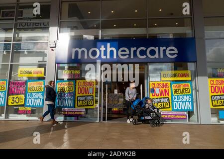 Mothercare magasin avec la fermeture des affiches dans la fenêtre, Havant, Hampshire, Royaume-Uni Banque D'Images