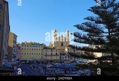 Vue de la cathédrale St Jean Baptiste dans le vieux port de Bastia, deuxième plus grande ville de corse et point d'accès principal à l'île Banque D'Images