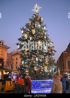 Cracovie, Pologne. 5 déc, 2019. Vu de l'arbre de Noël sur la place principale. Illuminations de Noël est apparu à Cracovie et le marché de Noël a commencé comme des milliers de lumières brillent chaque nuit sur les principales rues et places de la ville. La plupart des décorations ont été préparés pour la vieille ville, également sur la place principale, un immense arbre de Noël a été défini. Credit : Damian Klamka/ZUMA/Alamy Fil Live News Banque D'Images