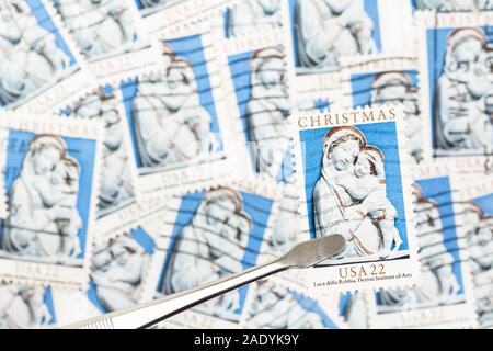 SEATTLE, WASHINGTON - 28 novembre 2019 : Selective focus on Christmas Stamp de Vierge à l'enfant avec l'arrière-plan d'affranchissement brouillée. Scott #  2165. Banque D'Images