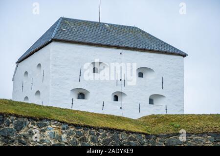 Attraction touristique et musée Kristiansten Festning - vieux fort sur les collines au-dessus de la ville. Trondheim en Norvège, la lumière et les couleurs automnales. Banque D'Images