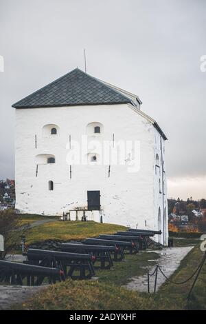 Attraction touristique et musée Kristiansten Festning - vieux fort sur les collines au-dessus de la ville. Trondheim en Norvège, la lumière et les couleurs automnales. Banque D'Images