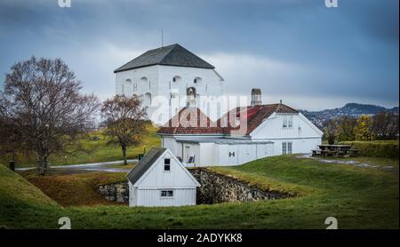 Attraction touristique et musée Kristiansten Festning - vieux fort sur les collines au-dessus de la ville. Trondheim en Norvège, la lumière et les couleurs automnales. Banque D'Images