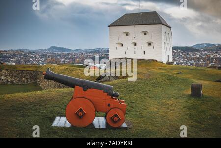 Attraction touristique et musée Kristiansten Festning - vieux fort sur les collines au-dessus de la ville. Trondheim en Norvège, la lumière et les couleurs automnales. Banque D'Images