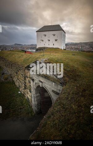 Attraction touristique et musée Kristiansten Festning - vieux fort sur les collines au-dessus de la ville. Trondheim en Norvège, la lumière et les couleurs automnales. Banque D'Images