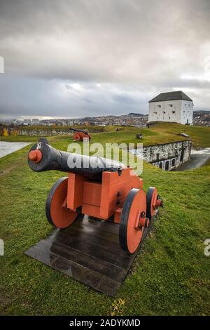 Attraction touristique et musée Kristiansten Festning - vieux fort sur les collines au-dessus de la ville. Trondheim en Norvège, la lumière et les couleurs automnales. Banque D'Images