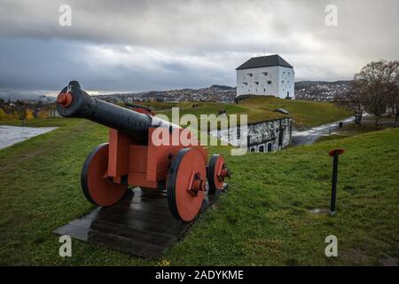 Attraction touristique et musée Kristiansten Festning - vieux fort sur les collines au-dessus de la ville. Trondheim en Norvège, la lumière et les couleurs automnales. Banque D'Images