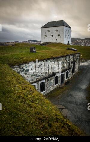 Attraction touristique et musée Kristiansten Festning - vieux fort sur les collines au-dessus de la ville. Trondheim en Norvège, la lumière et les couleurs automnales. Banque D'Images