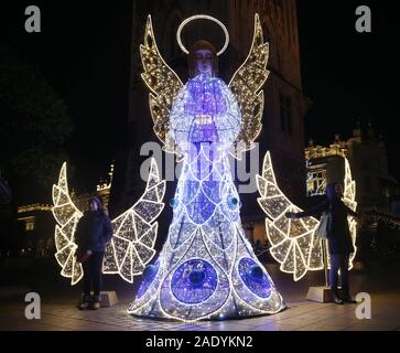 Cracovie, Pologne. 5 déc, 2019. Illuminations de Noël est apparu à Cracovie et le marché de Noël a commencé comme des milliers de lumières brillent chaque nuit sur les principales rues et places de la ville. La plupart des décorations ont été préparés pour la vieille ville, également sur la place principale, un immense arbre de Noël a été défini. Credit : Damian Klamka/ZUMA/Alamy Fil Live News Banque D'Images