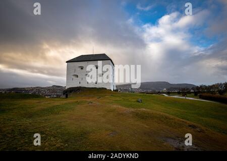 Attraction touristique et musée Kristiansten Festning - vieux fort sur les collines au-dessus de la ville. Trondheim en Norvège, la lumière et les couleurs automnales. Banque D'Images