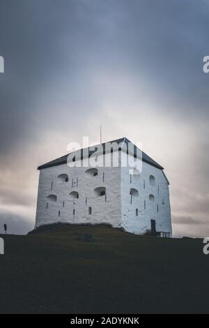 Attraction touristique et musée Kristiansten Festning - vieux fort sur les collines au-dessus de la ville. Trondheim en Norvège, la lumière et les couleurs automnales. Banque D'Images