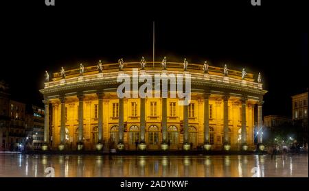 Une photo panoramique du Grand Théâtre de Bordeaux dans la nuit. Banque D'Images