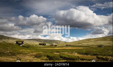 Les petites cabanes en bois dans le Parc National de Rondane au milieu de la Norvège. Beau ciel et de couleurs automnales. Banque D'Images