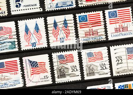 SEATTLE, WASHINGTON - 28 novembre 2019 : Rangées de vieux utilisé United States timbres-poste sur un angle en stock livre. Banque D'Images