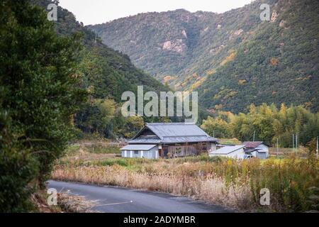 Grande ferme japonaise entourée de montagnes avec des notes de couleur d'automne Banque D'Images