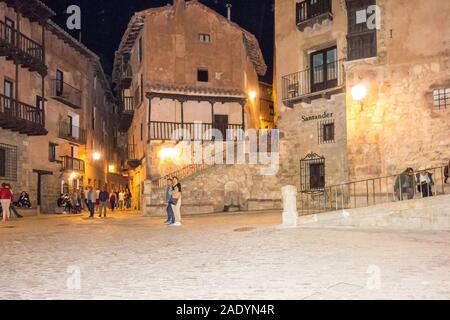 Les gens touristes et des vacanciers dans la soirée Plaza Mayor à l'ancien quartier médiéval maure espagnol ville fortifiée ville d'Albarracin Aragon Espagne Banque D'Images