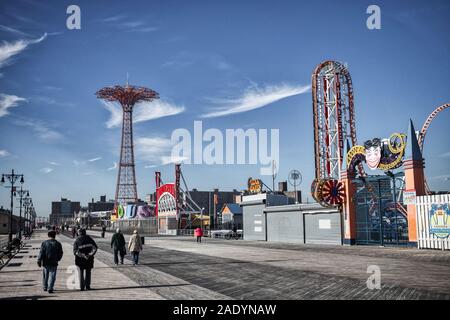 La ville de New York, NY - Novembre 18, 2019 : personnes non identifiées à la passerelle sur la plage près de la Luna Park parc d'attractions de Coney Island à Broo Banque D'Images