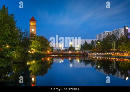 La tour de l'horloge illuminée en regard de la Spokane River dans le parc riverain du centre-ville de Spokane, Washington, USA tard dans la nuit. Banque D'Images