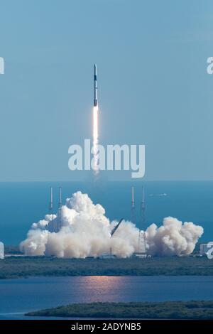 Cap Canaveral, États-Unis. Le 05 mai 2019. Le SpaceX Falcon 9 rocket décolle avec le Dragon de la cargaison commerciale capsule sur la mission DU CS EX-19 à la Station spatiale internationale à partir de l'espace complexe de lancement 40 de Cap Canaveral Air Force Station le 5 décembre 2019 au Cap Canaveral, en Floride. Le Dragon fera environ 5 700 kg d'instruments scientifiques, des fournitures et de l'équipage du matériel au laboratoire orbital et son équipage. De : Kim Shiflett/NASA/Alamy Live News Banque D'Images