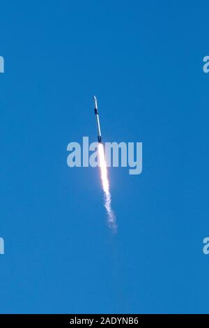 Cap Canaveral, États-Unis. Le 05 mai 2019. Le SpaceX Falcon 9 rocket décolle avec le Dragon de la cargaison commerciale capsule sur la mission DU CS EX-19 à la Station spatiale internationale à partir de l'espace complexe de lancement 40 de Cap Canaveral Air Force Station le 5 décembre 2019 au Cap Canaveral, en Floride. Le Dragon fera environ 5 700 kg d'instruments scientifiques, des fournitures et de l'équipage du matériel au laboratoire orbital et son équipage. De : Kim Shiflett/NASA/Alamy Live News Banque D'Images