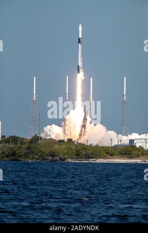 Cap Canaveral, États-Unis. Le 05 mai 2019. Le SpaceX Falcon 9 rocket décolle avec le Dragon de la cargaison commerciale capsule sur la mission DU CS EX-19 à la Station spatiale internationale à partir de l'espace complexe de lancement 40 de Cap Canaveral Air Force Station le 5 décembre 2019 au Cap Canaveral, en Floride. Le Dragon fera environ 5 700 kg d'instruments scientifiques, des fournitures et de l'équipage du matériel au laboratoire orbital et son équipage. Crédit : Frank Michaux/NASA/Alamy Live News Banque D'Images